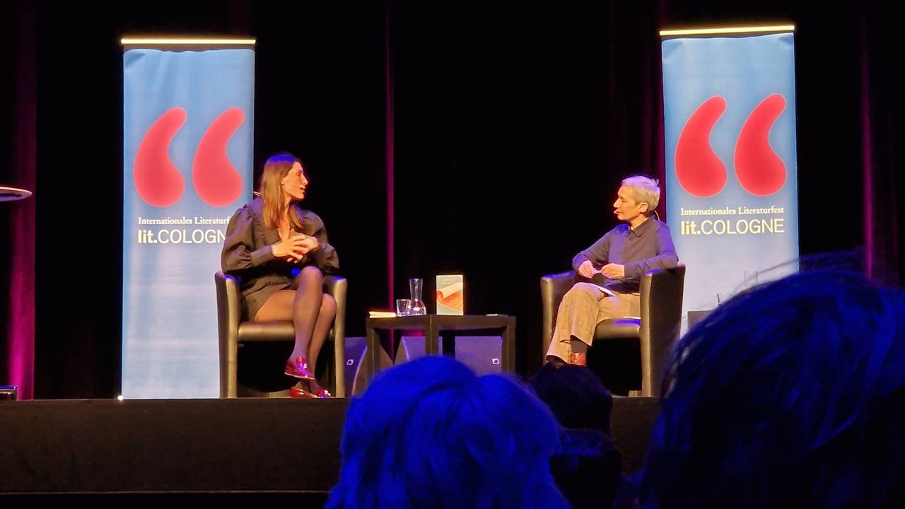 Andrea Petkovic auf der Bühne bei der Lit.Cologne.