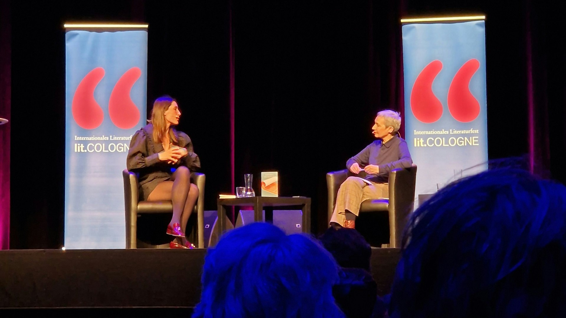 Andrea Petkovic auf der Bühne bei der Lit.Cologne.