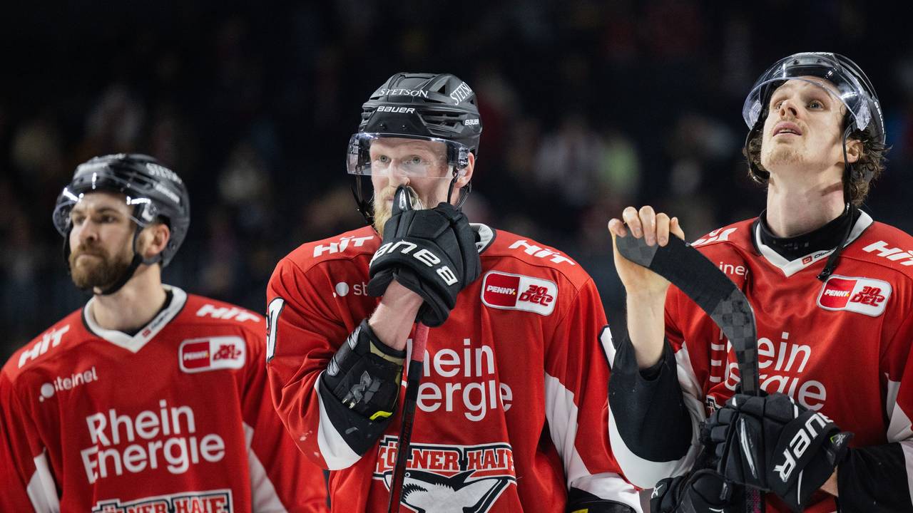 Die Kölner um Stanislav Dietz (M) stehen nach dem 1:6 gegen Adler Mannheim auf dem Eis.