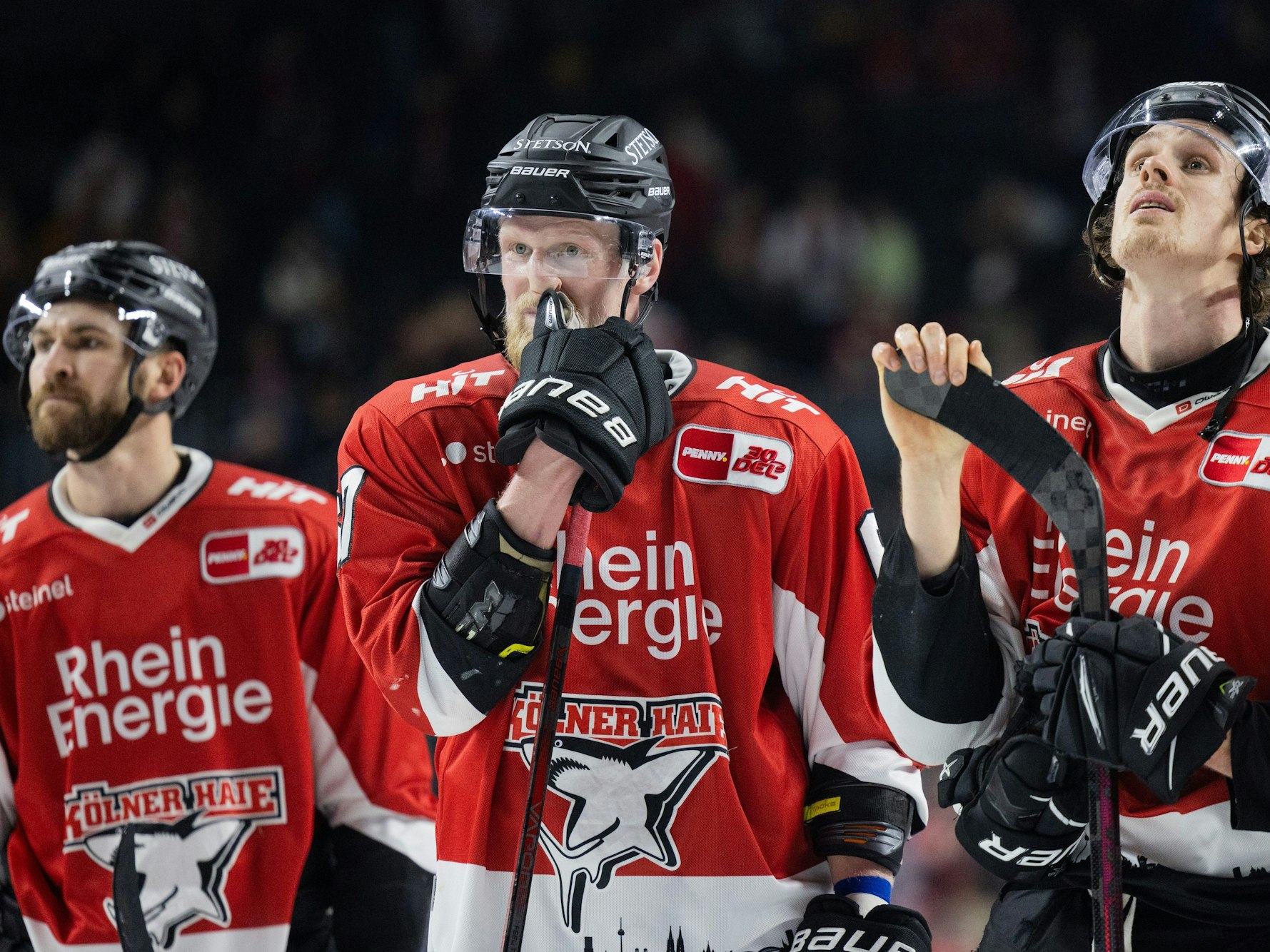 Die Kölner um Stanislav Dietz (M) stehen nach dem 1:6 gegen Adler Mannheim auf dem Eis.