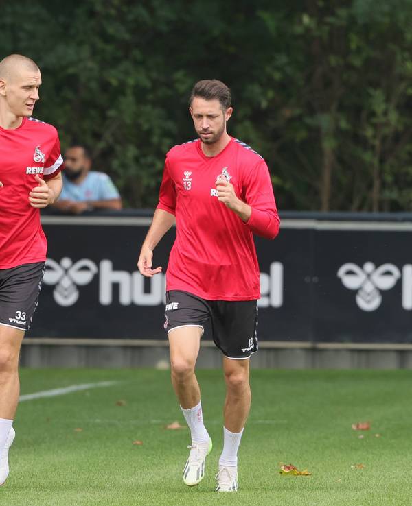 Mark Uth und Florian Dietz laufen.