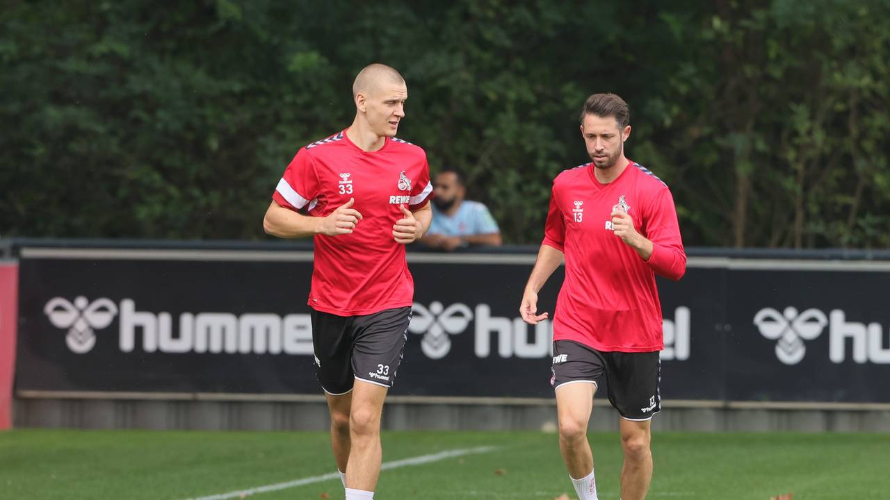 Mark Uth und Florian Dietz laufen.