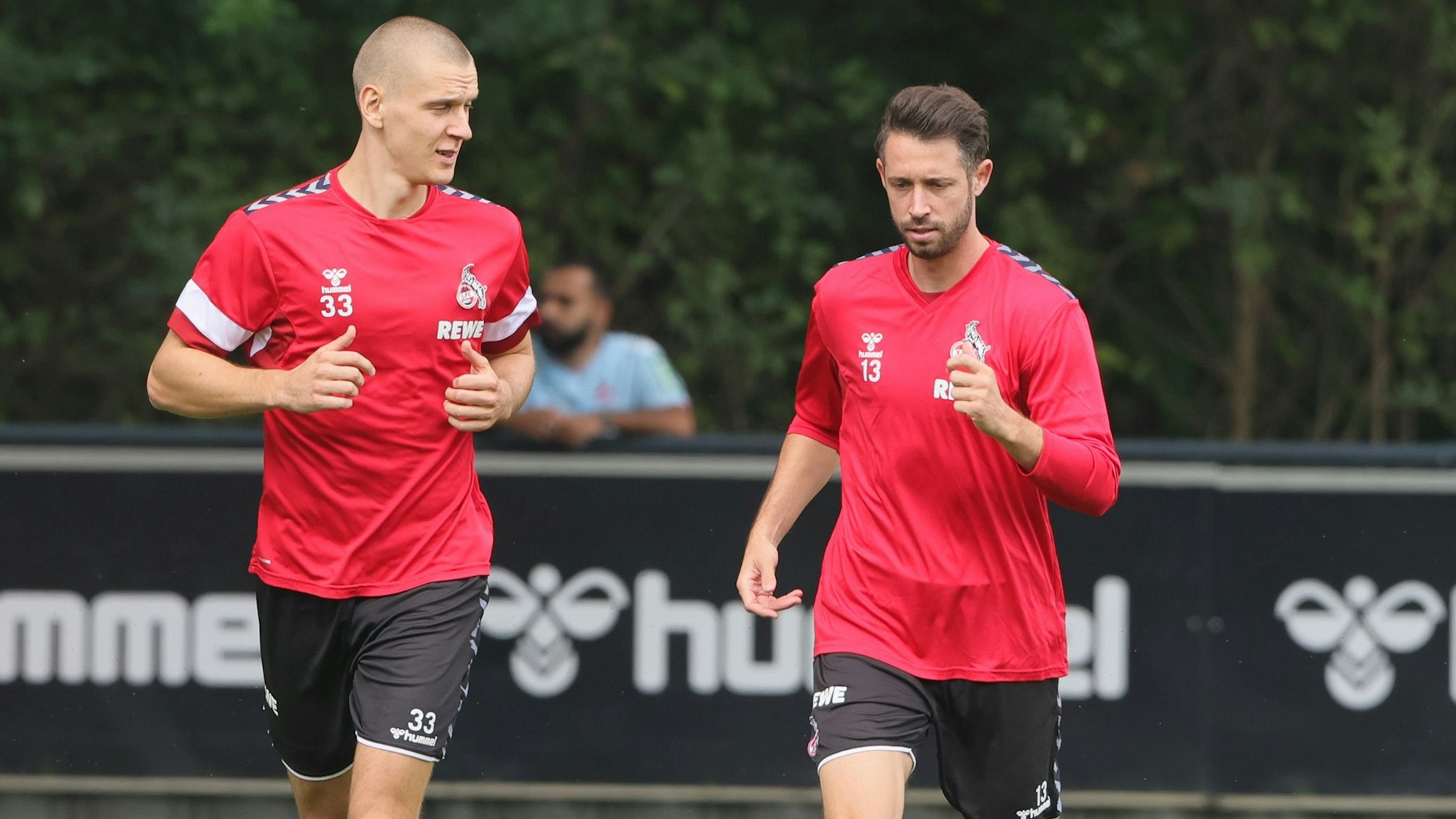 Mark Uth und Florian Dietz laufen.