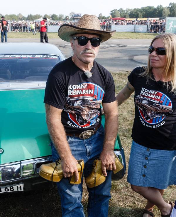 Fernsehauswanderer Konny Reimann präsentiert mit Frau Manuela vor dem Hauptrennen auf dem „Werner“-Festival seinen Buick-Riviera, hier im August 2019 in Hasenmoor.
