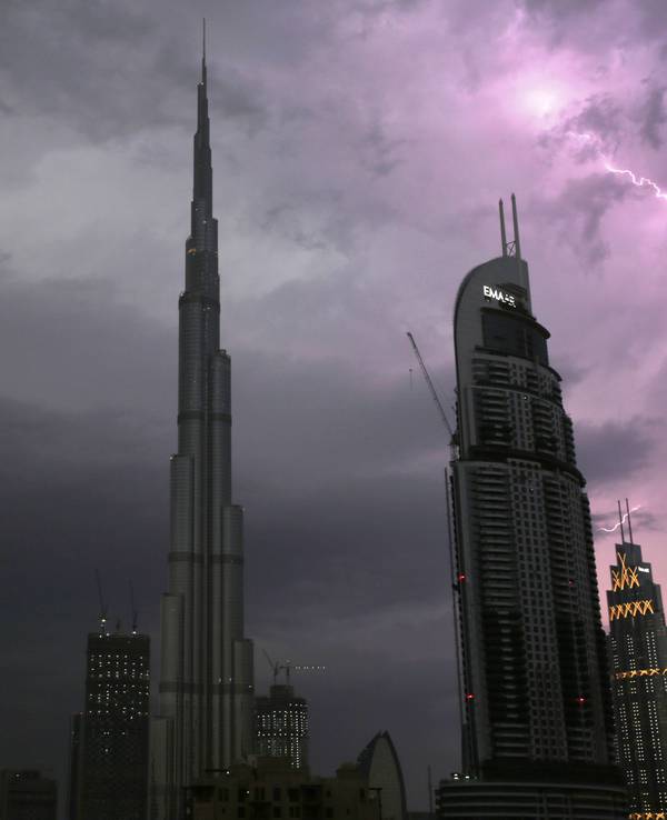 Blitze erhellen in Dubai (Vereinigte Arabische Emirate) den Himmel über dem Burj Khalifa