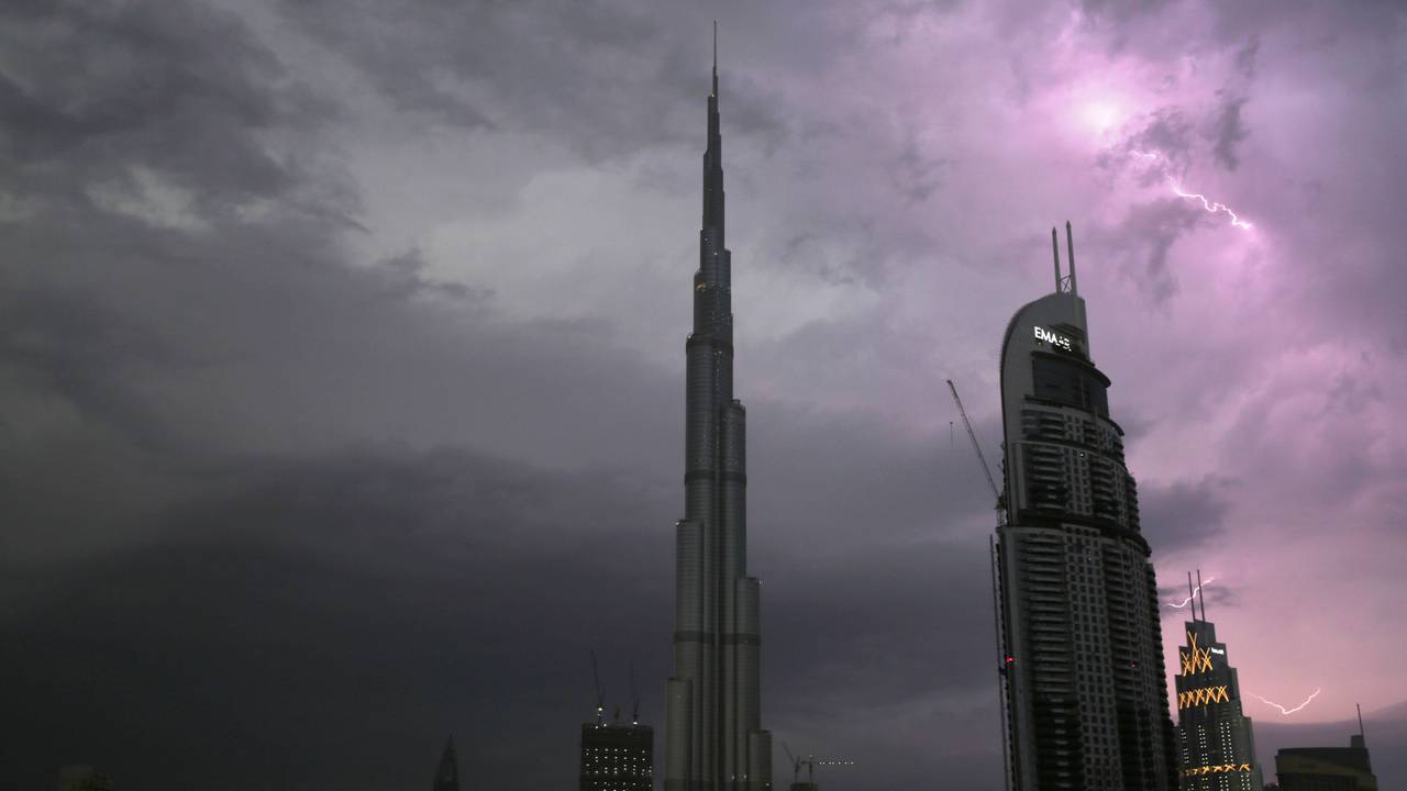 Blitze erhellen in Dubai (Vereinigte Arabische Emirate) den Himmel über dem Burj Khalifa