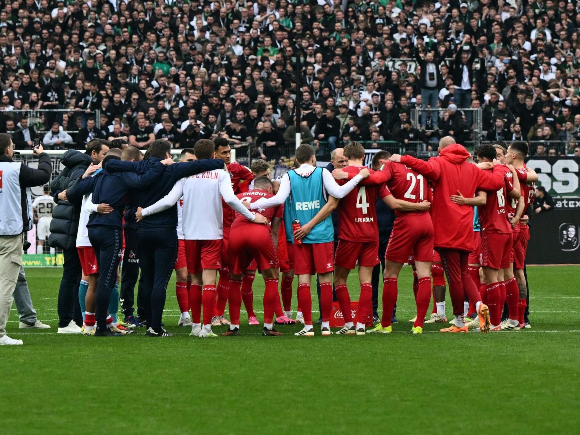 Bundesliga, Borussia Mönchengladbach gegen 1. FC Köln: Kölner Spielerkreis nach dem 3:3.