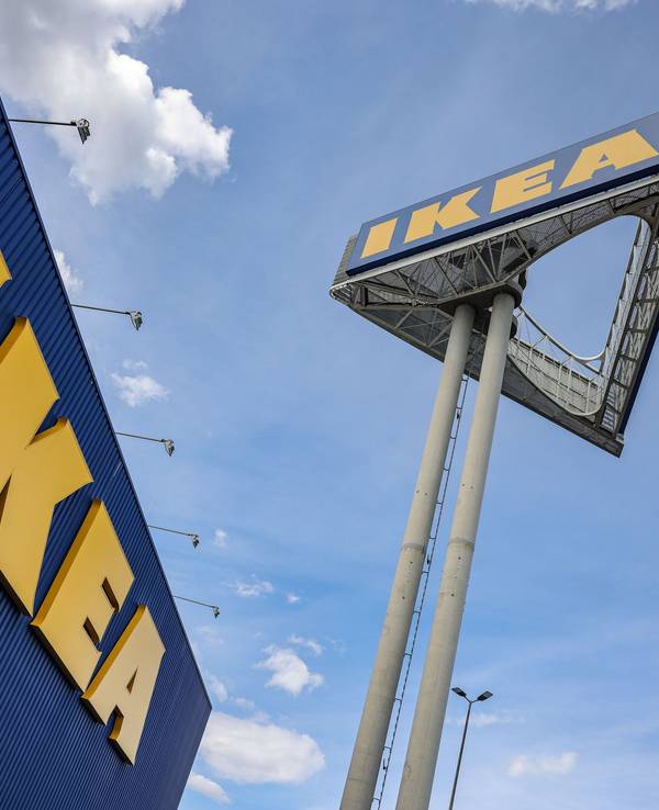 Ein Firmenlogo hängt an der Ikea-Filiale Köln Godorf, hier im April 2023.