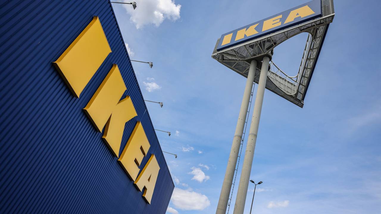 Ein Firmenlogo hängt an der Ikea-Filiale Köln Godorf, hier im April 2023.