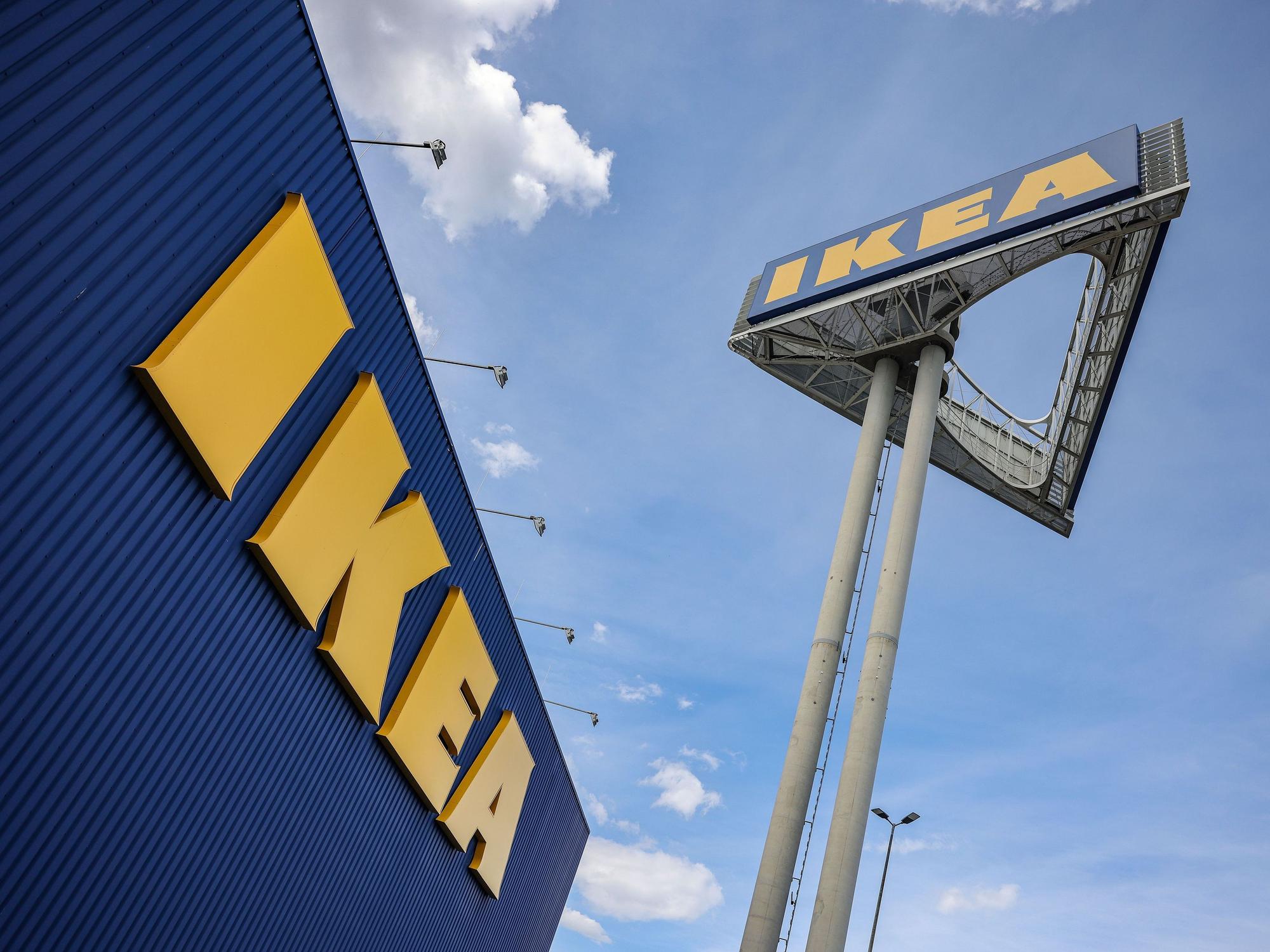 Ein Firmenlogo hängt an der Ikea-Filiale Köln Godorf, hier im April 2023.