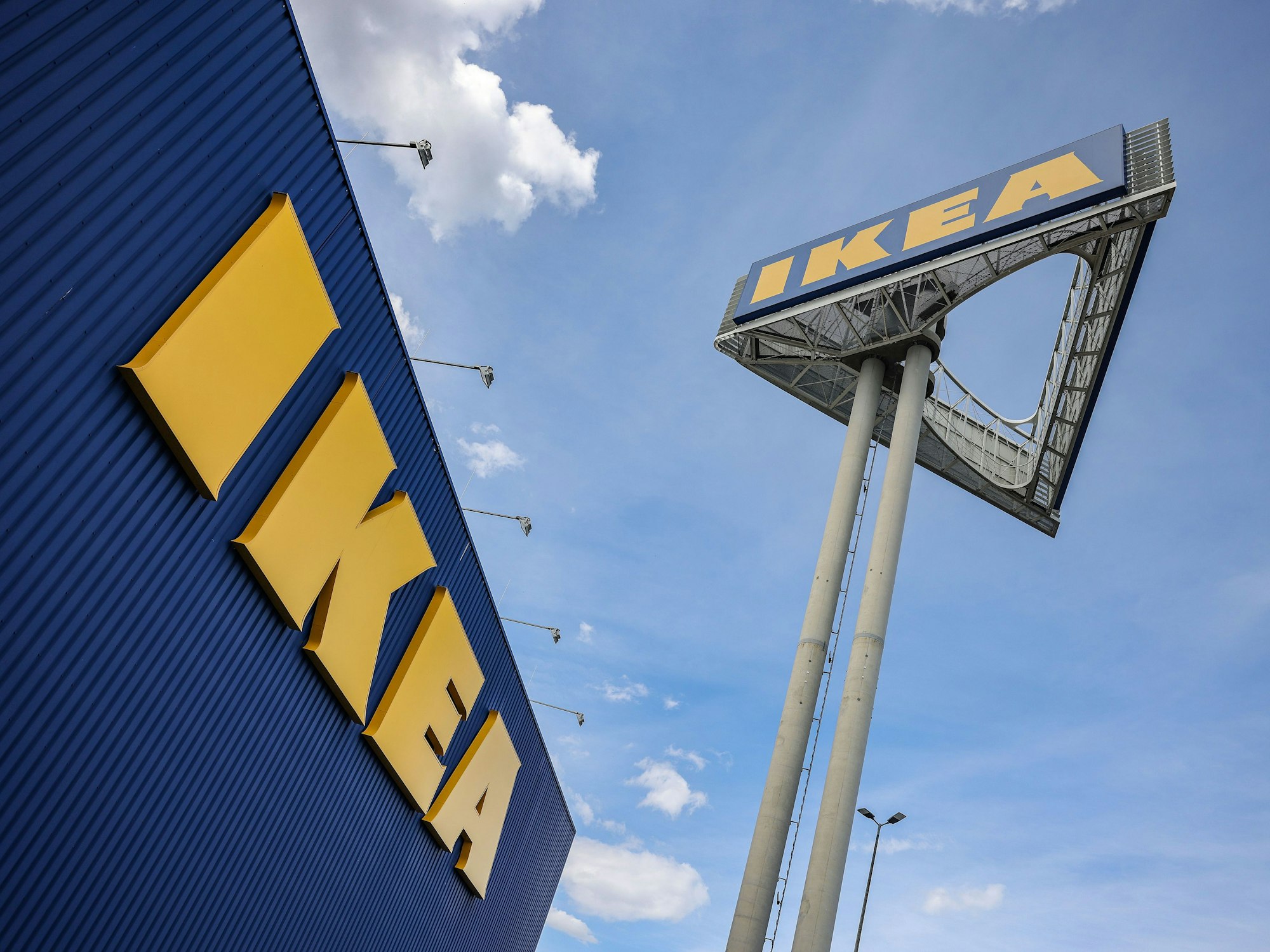 Ein Firmenlogo hängt an der Ikea-Filiale Köln Godorf.