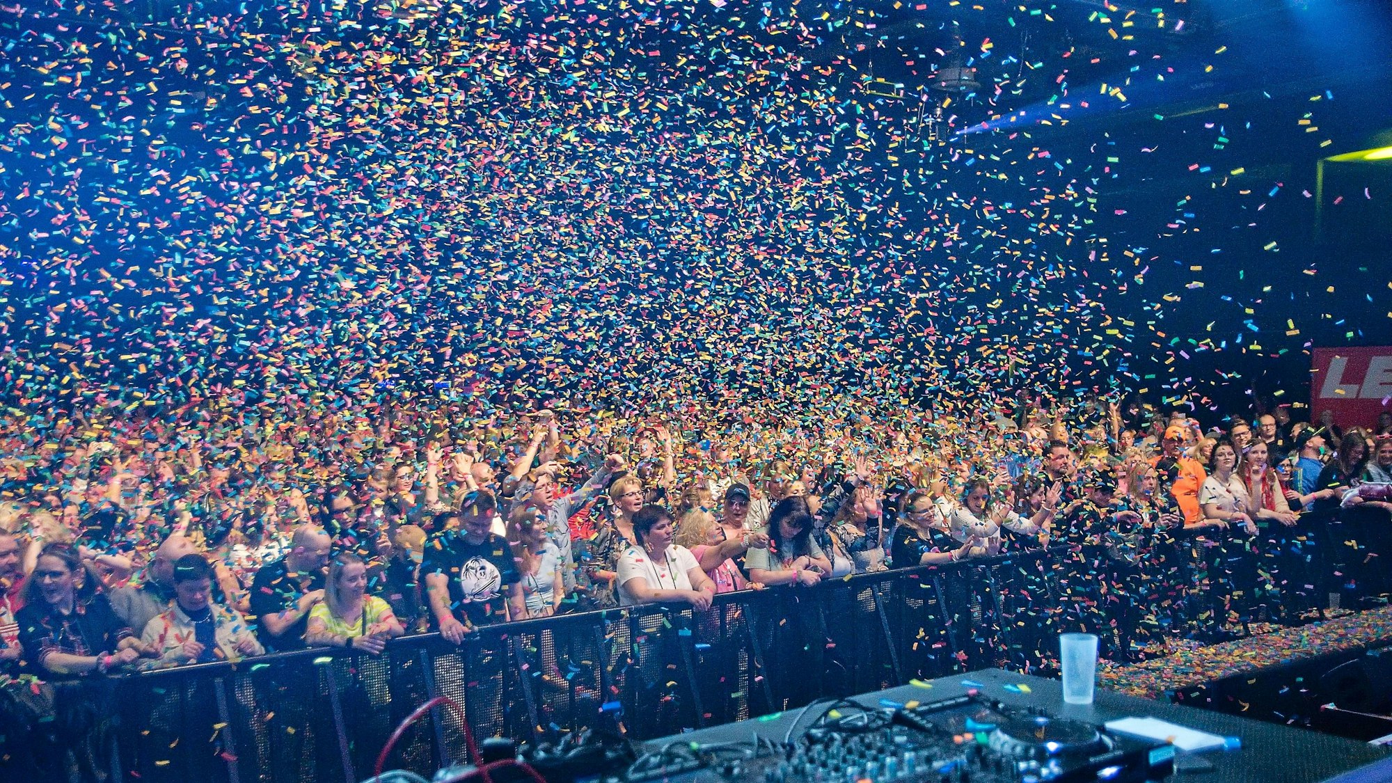 Fans bei der 90er-Party in der Motorworld.