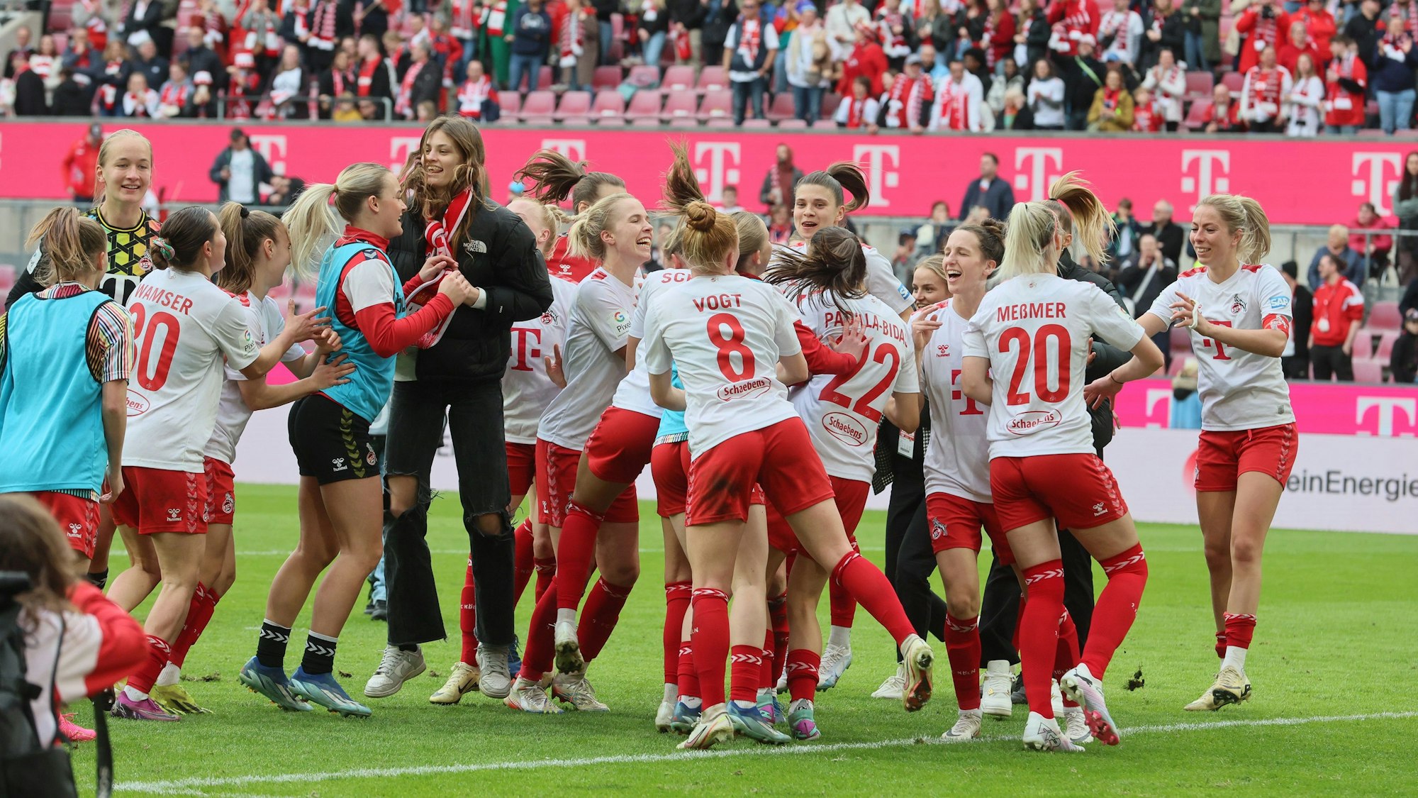 1. FC Köln feiert nach dem Spiel gegen Werder Bremen.