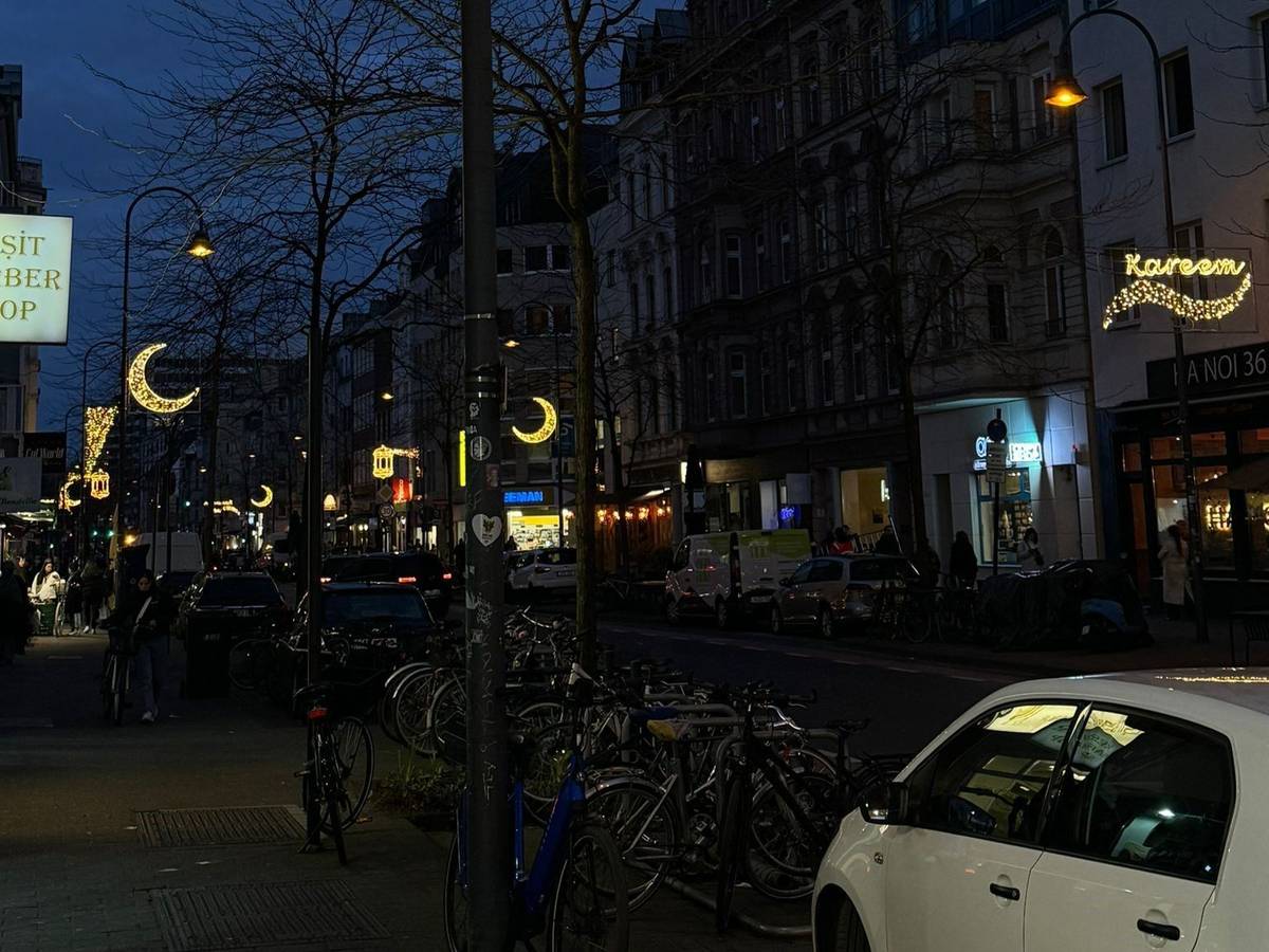 Der beleuchtete Schriftzug Ramadan auf der Venloer Straße in Köln-Ehrenfeld am 10. März 2024.