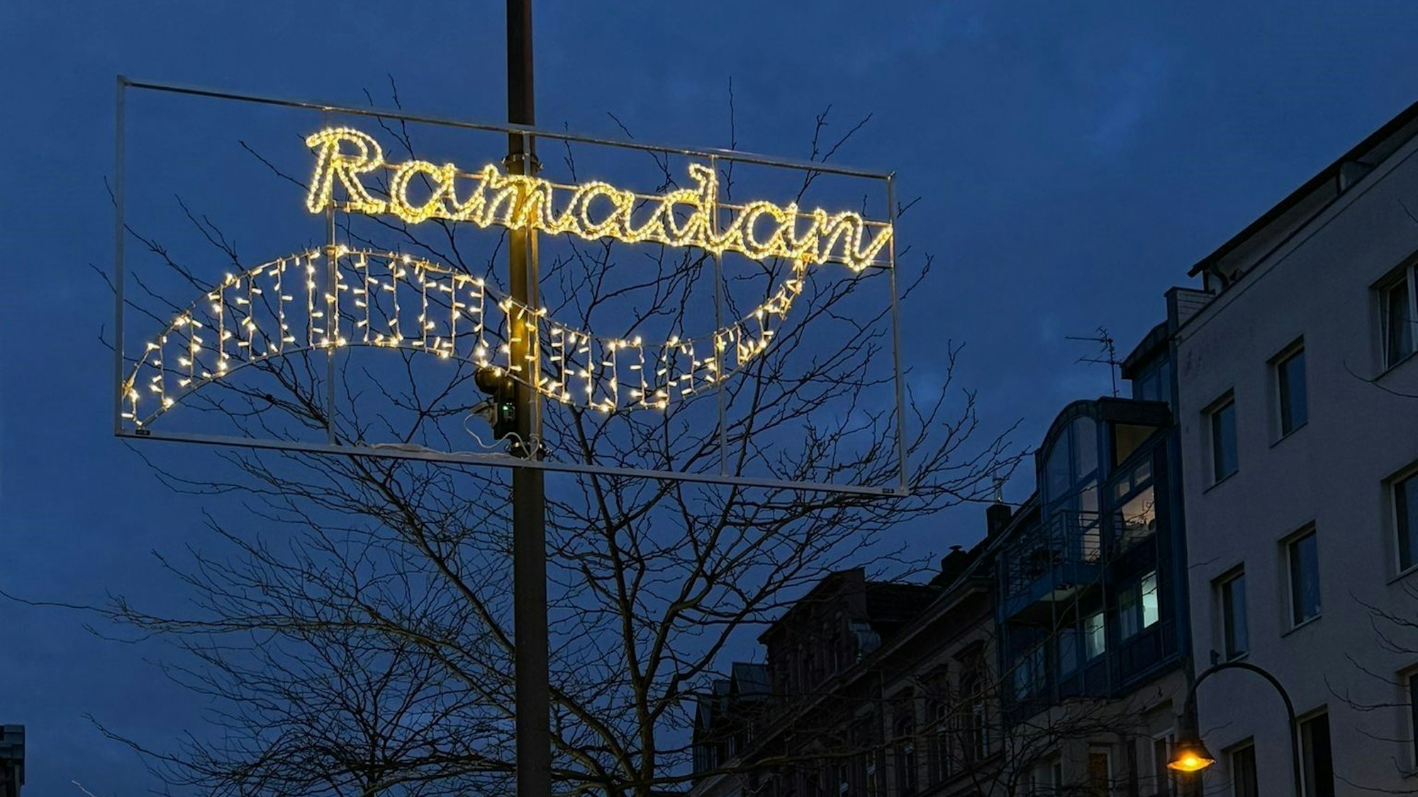 Der beleuchtete Schriftzug Ramadan auf der Venloer Straße in Köln-Ehrenfeld am 10. März 2024.