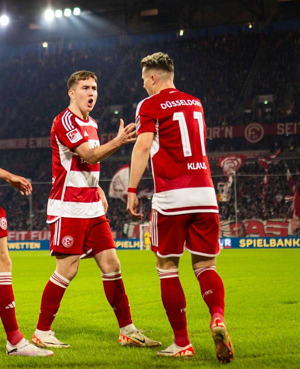 Die Spieler von Fortuna Düsselorf jubeln im Spiel gegen den Hamburger SV über ein Tor.