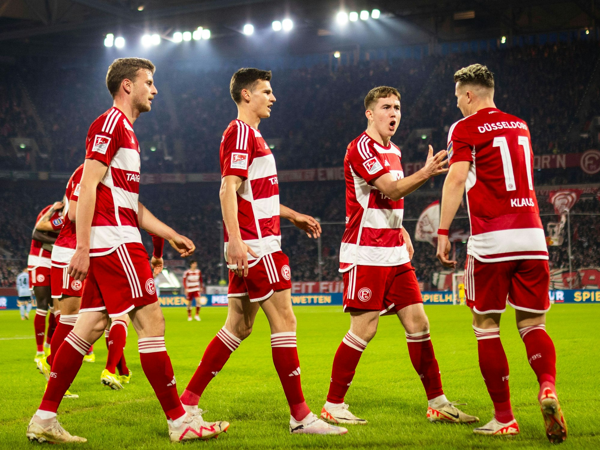 Die Spieler von Fortuna Düsselorf jubeln im Spiel gegen den Hamburger SV über ein Tor.