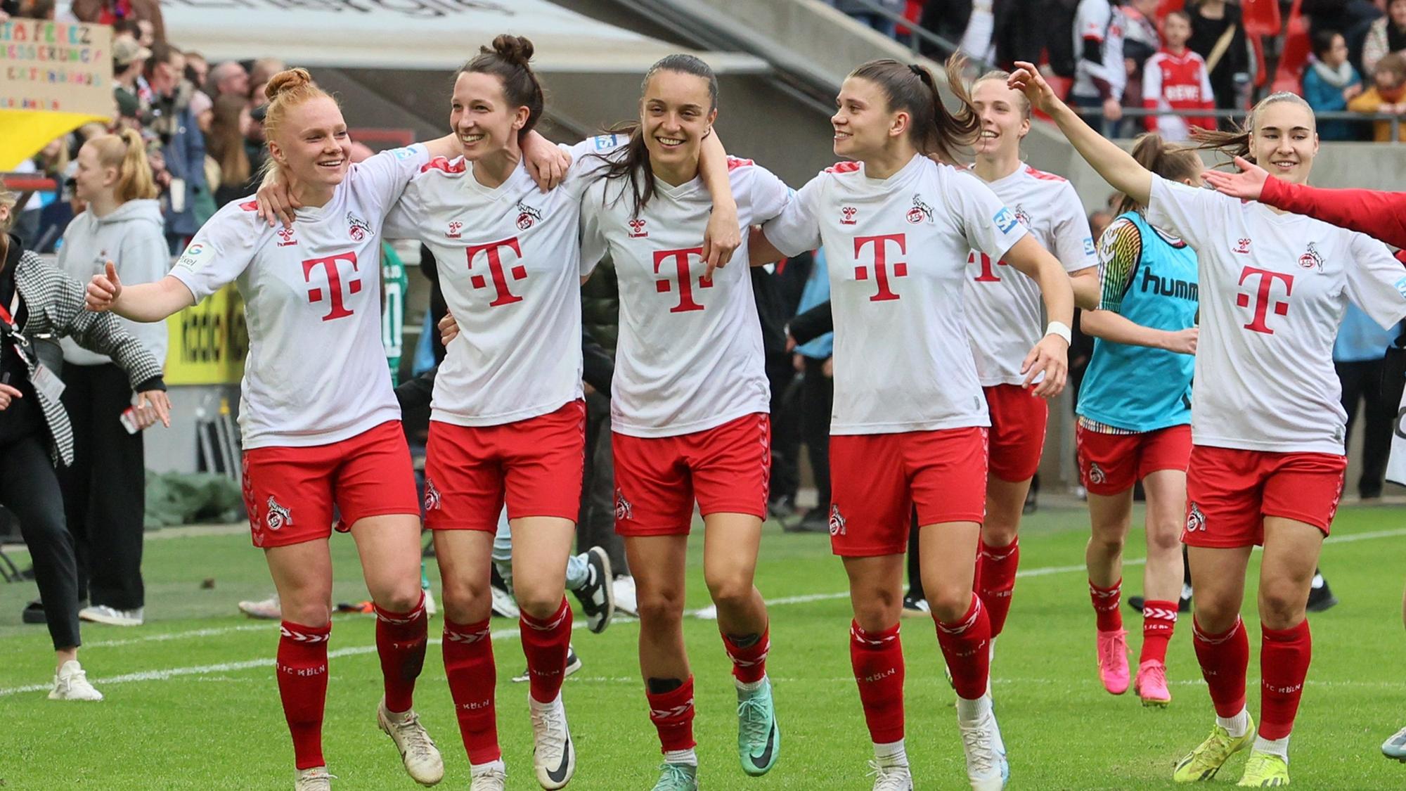 Die Spielerinnen des 1. FC Köln feiern nach dem 2:1-Sieg gegen Werder Bremen am Sonntag (10. März 2024) auf dem Rasen im Rhein-Energie-Stadion.