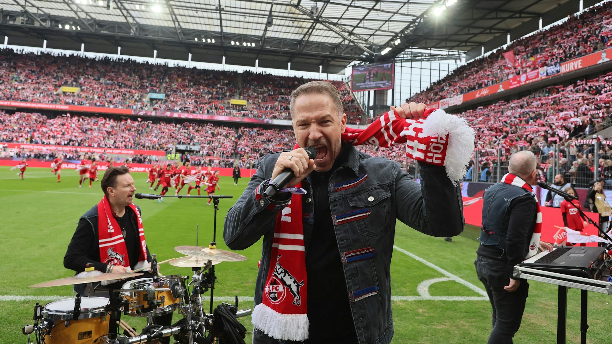 Höhner beim Spiel der FC-Frauen.