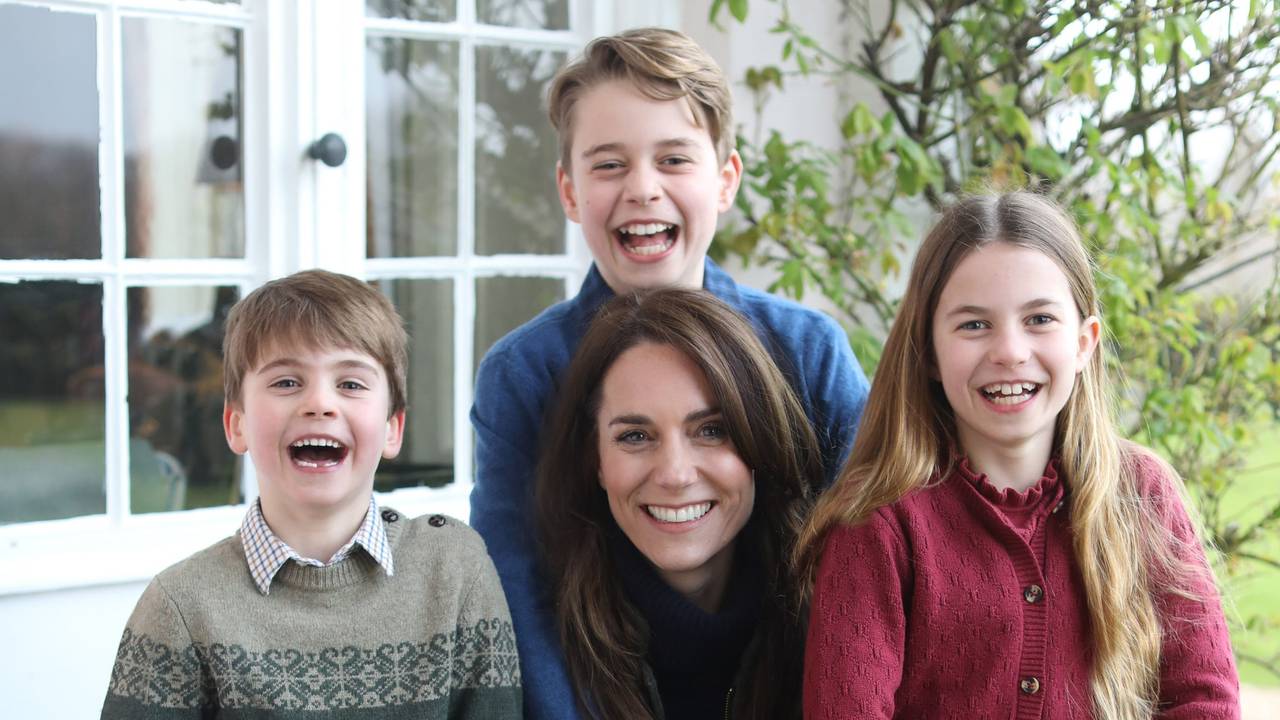 Das undatierte, vom Kensington-Palast herausgegebene Handout-Foto zeigt Kate, Prinzessin von Wales, mit ihren Kindern, Prinz Louis, Prinz George und Prinzessin Charlotte, aufgenommen in Windsor, Anfang dieser Woche, vom Prinzen von Wales.