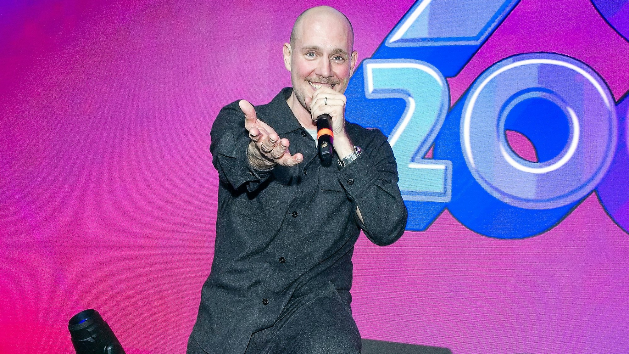 Oli. P steht auf der Bühne.