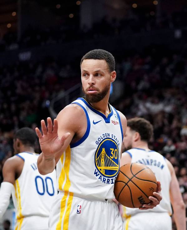 Steph Curry reagiert auf eine Schiedsrichterentscheidung in der NBA.