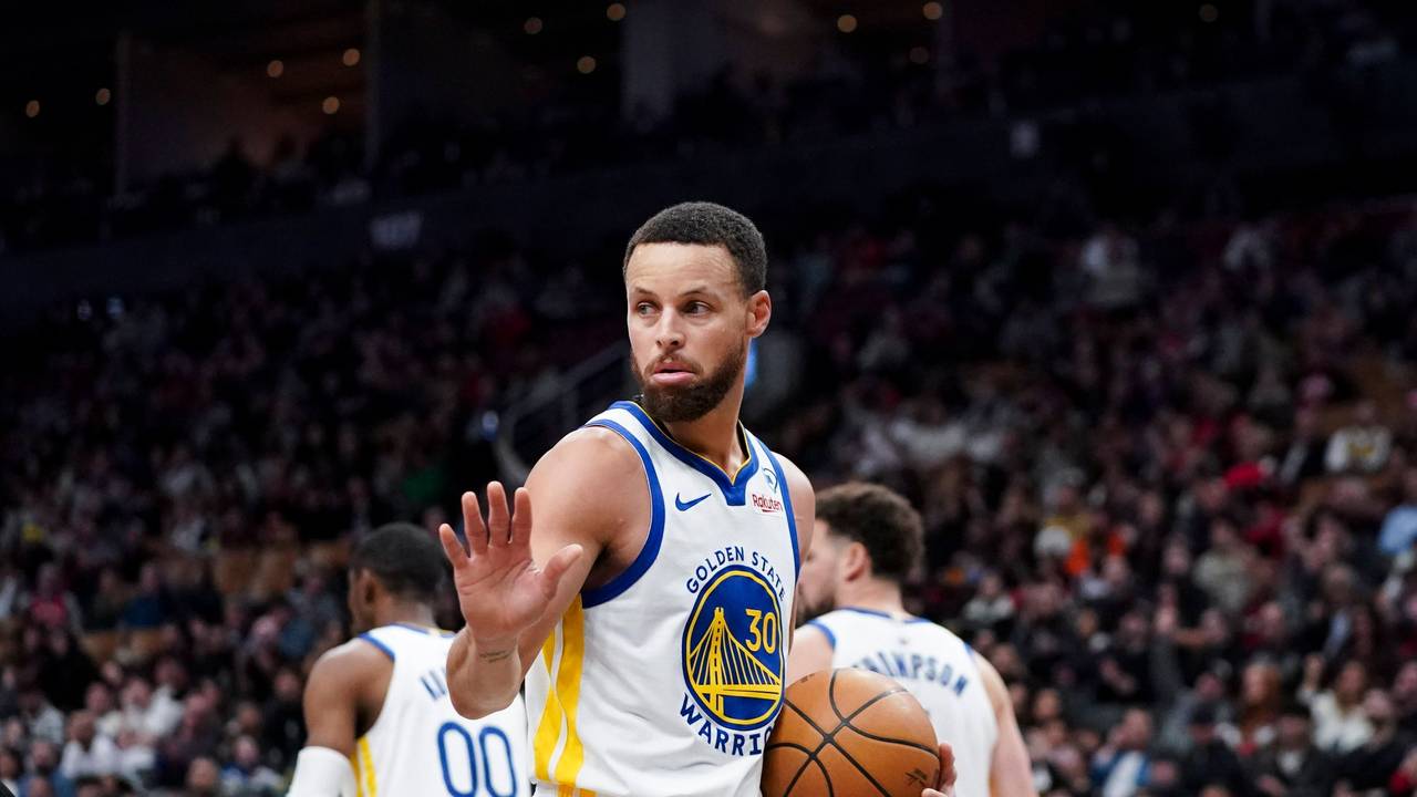 Steph Curry reagiert auf eine Schiedsrichterentscheidung in der NBA.