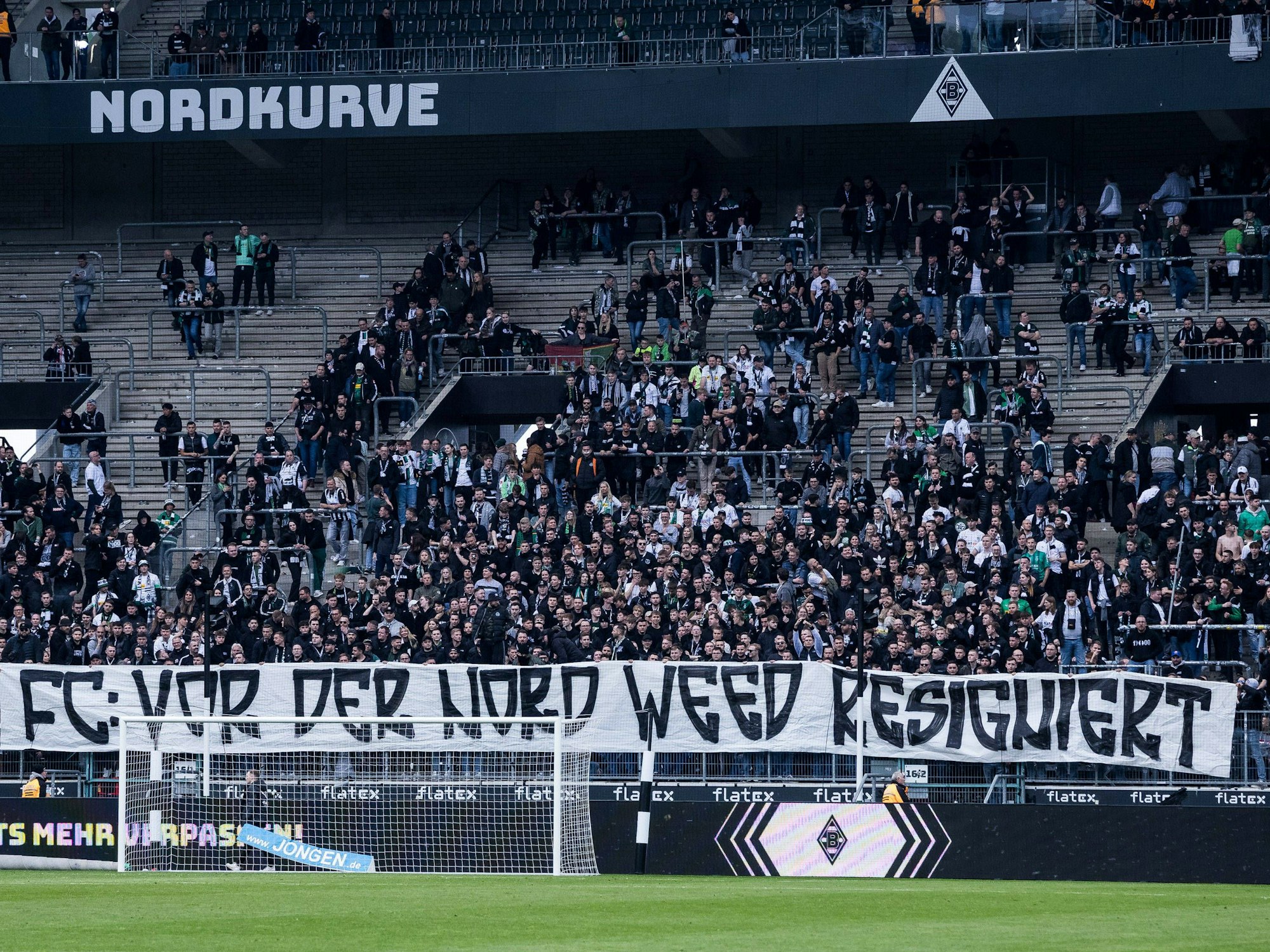 Ultras von Borussia Mönchengladbach in der Nordkurve beim Derby gegen den 1. FC Köln.