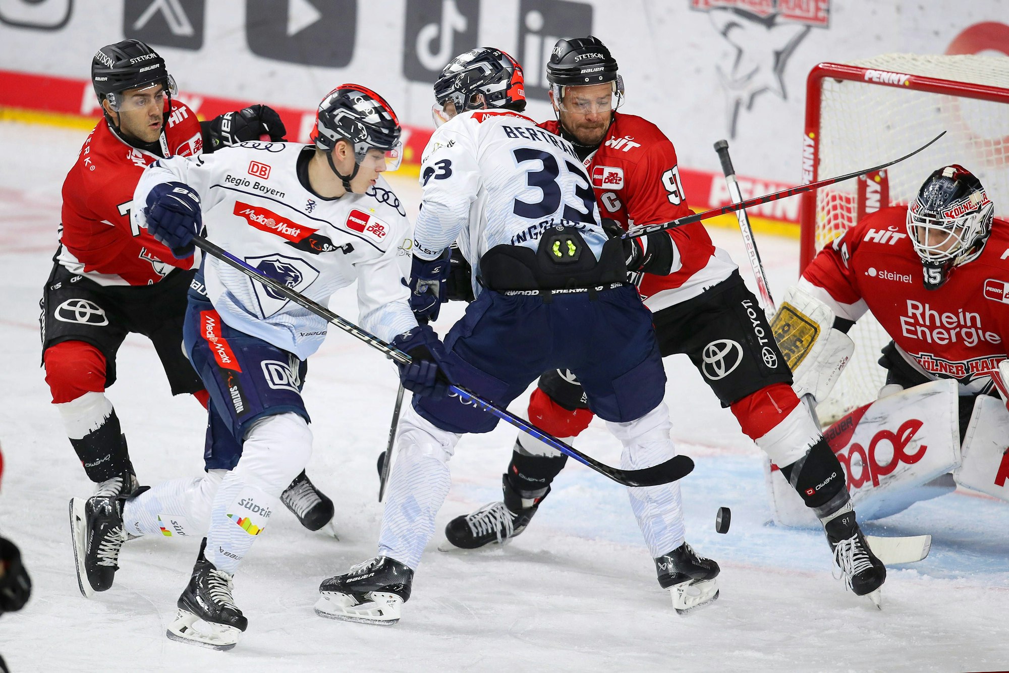Spielszene aus der DEL beim Spiel zwischen den Kölner Haien und dem ERC Ingolstadt.