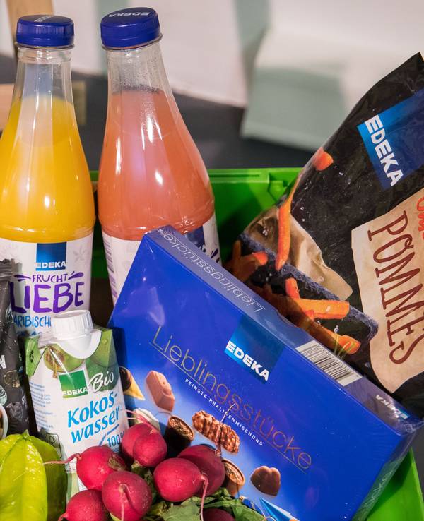Ein Korb mit Lebensmitteln und Produkten der Edeka Eigenmarke steht im Ideenlabor in der Konzernzentrale der Edeka AG, hier im April 2018 in Hamburg.