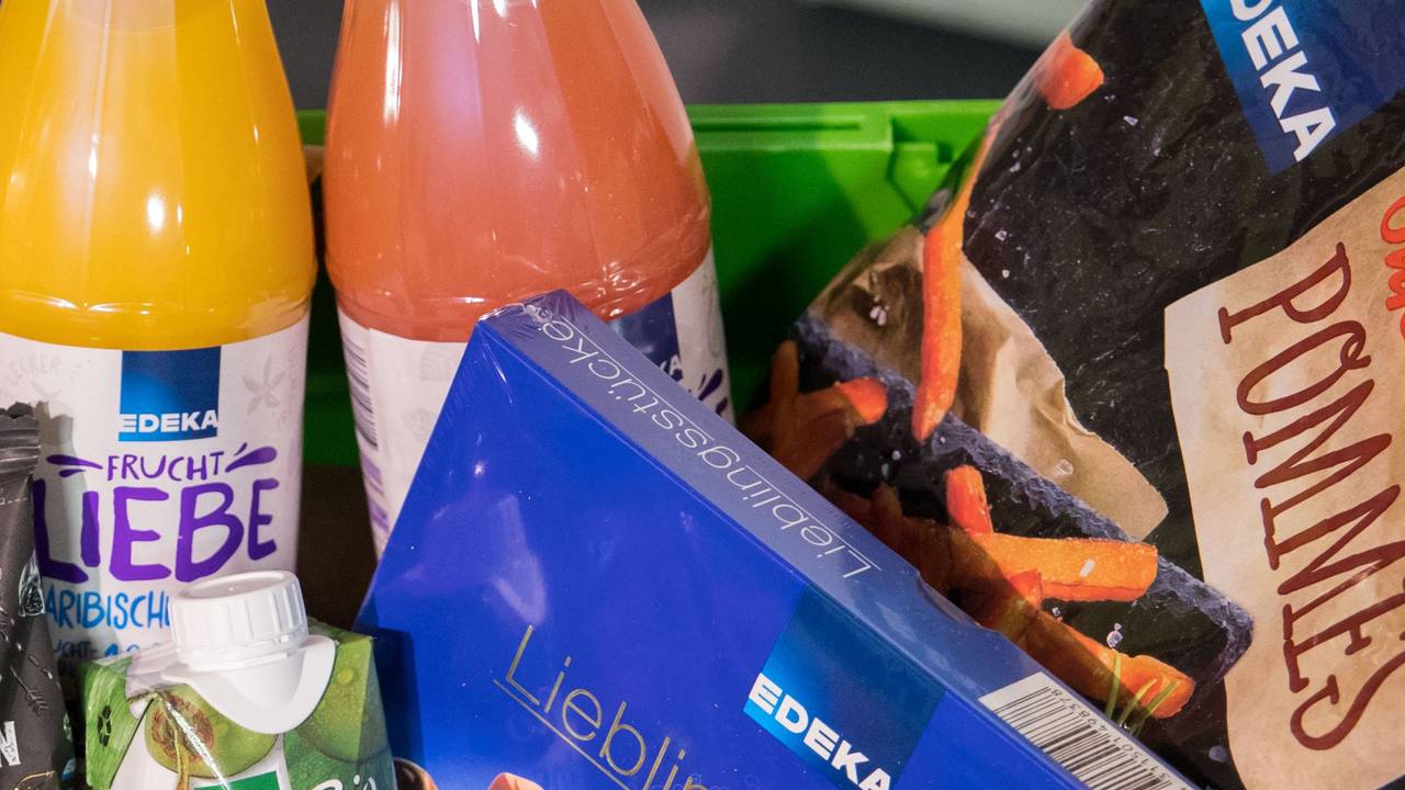 Ein Korb mit Lebensmitteln und Produkten der Edeka Eigenmarke steht im Ideenlabor in der Konzernzentrale der Edeka AG, hier im April 2018 in Hamburg.