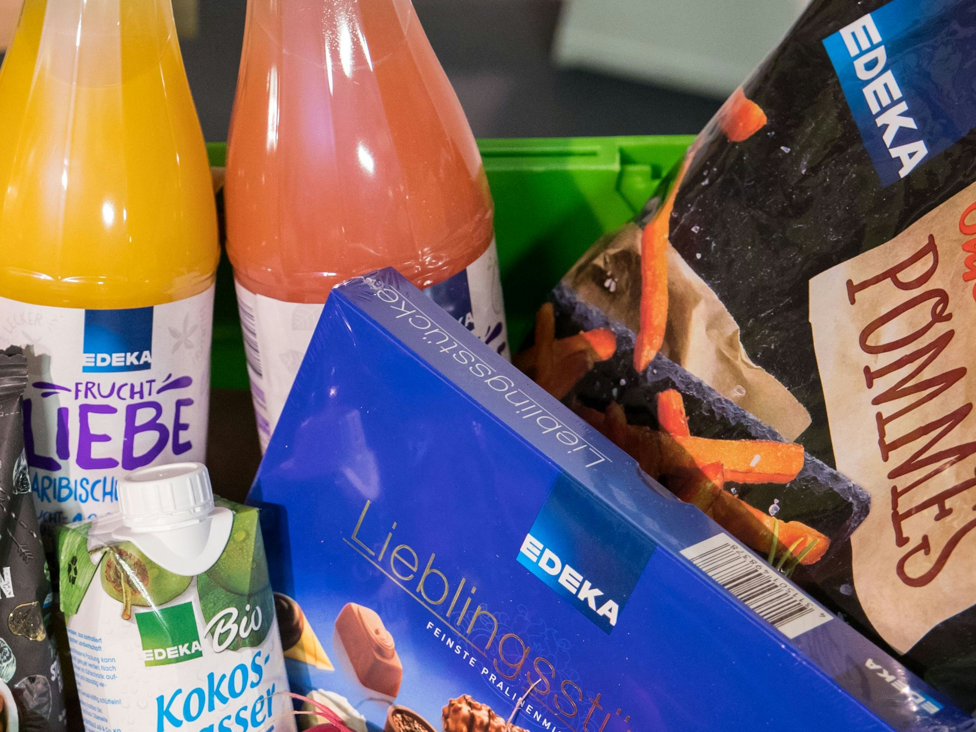 Ein Korb mit Lebensmitteln und Produkten der Edeka Eigenmarke steht im Ideenlabor in der Konzernzentrale der Edeka AG, hier im April 2018 in Hamburg.