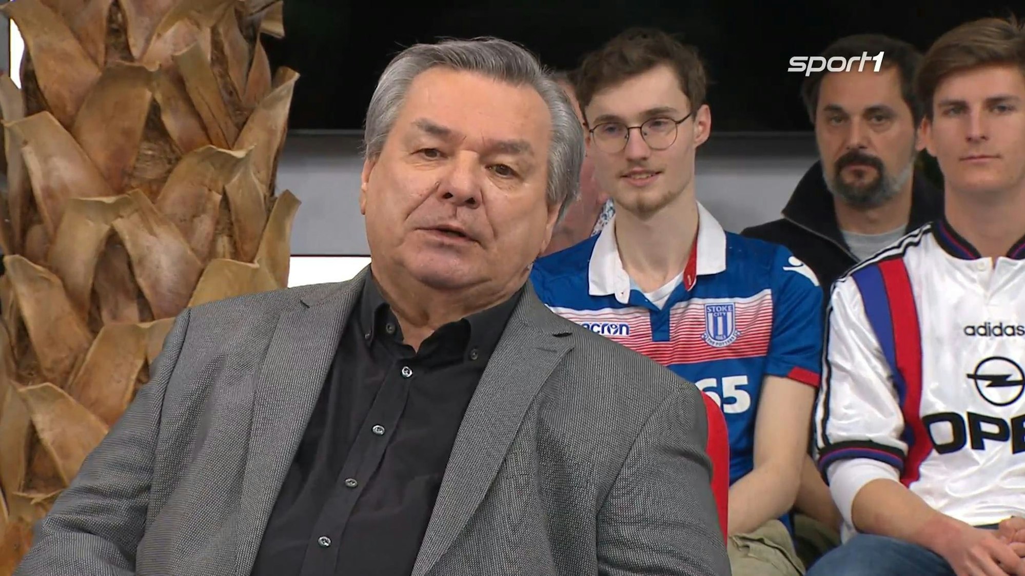 Waldemar Hartmann sitzt im „Doppelpass“ bei Sport1.