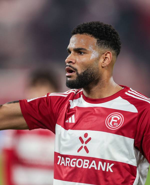 Fortuna Düsseldorfs Abwehrspieler Jamil Siebert ballt nach dem Spiel gegen den HSV die Faust.