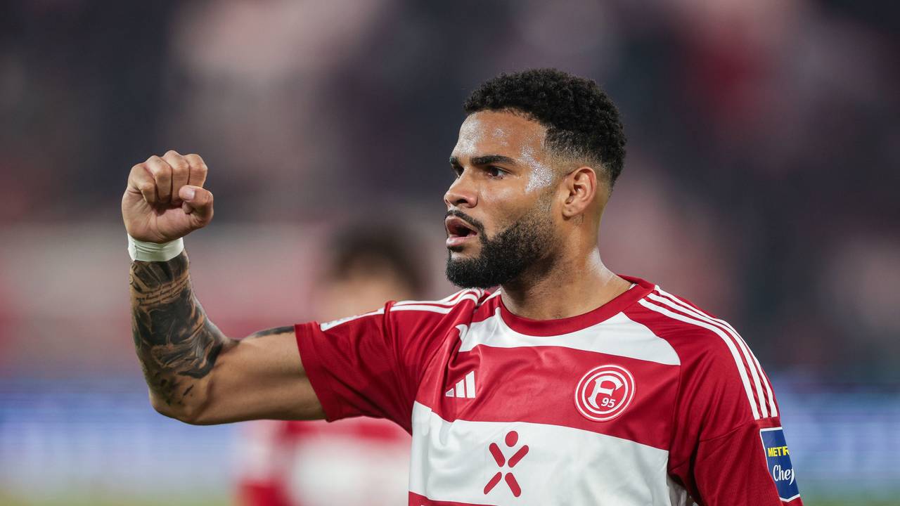 Fortuna Düsseldorfs Abwehrspieler Jamil Siebert ballt nach dem Spiel gegen den HSV die Faust.