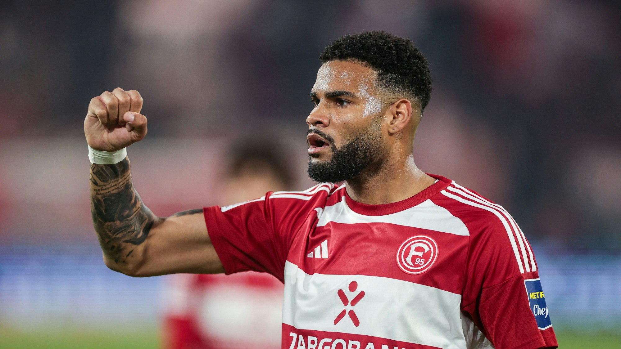 Fortuna Düsseldorfs Abwehrspieler Jamil Siebert ballt nach dem Spiel gegen den HSV die Faust.