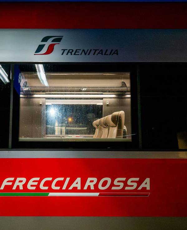Ein Hochgeschwindigkeitszug Frecciarossa, bereitgestellt vom Bahnunternehmen Trenitalia, steht an einer Bahnstation, hier im Oktober 2023 in Lecce (Italien).