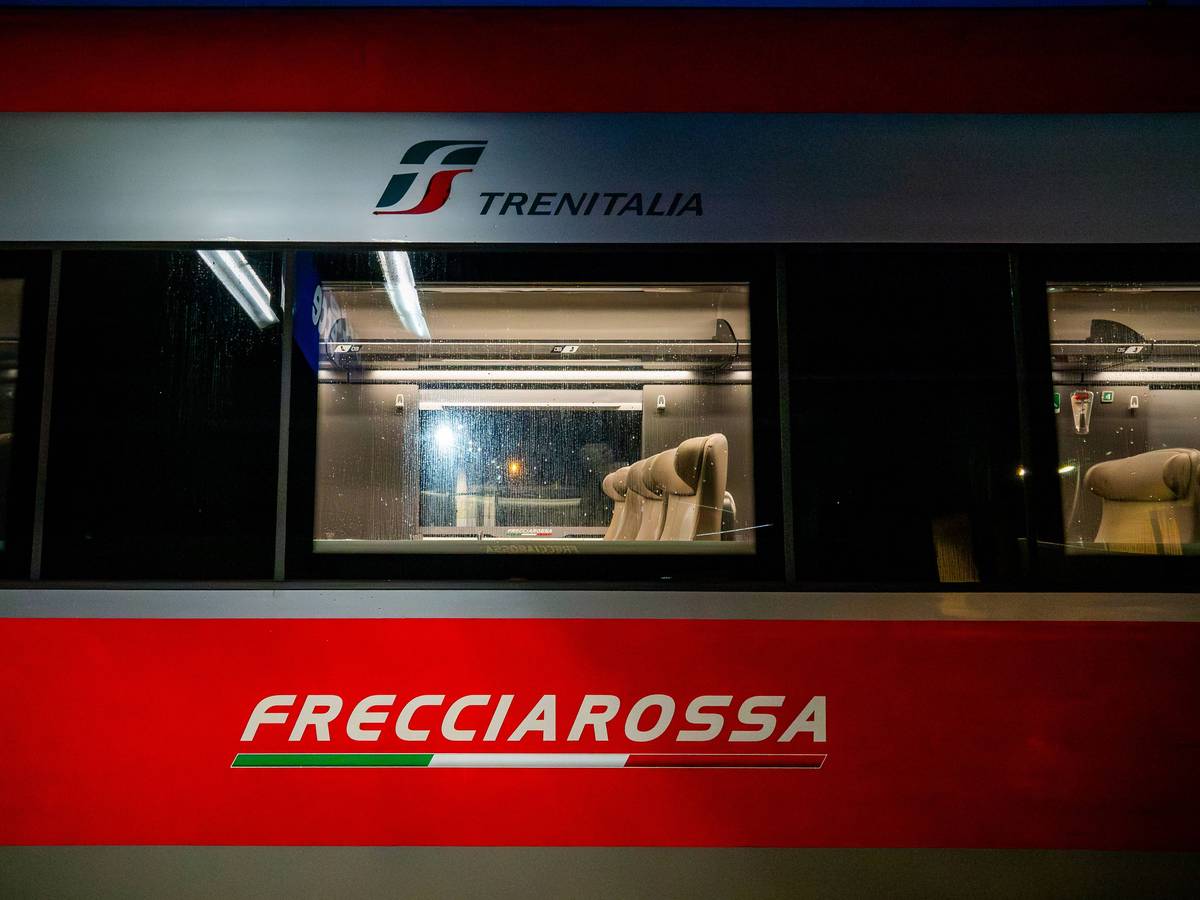 Ein Hochgeschwindigkeitszug Frecciarossa, bereitgestellt vom Bahnunternehmen Trenitalia, steht an einer Bahnstation, hier im Oktober 2023 in Lecce (Italien).