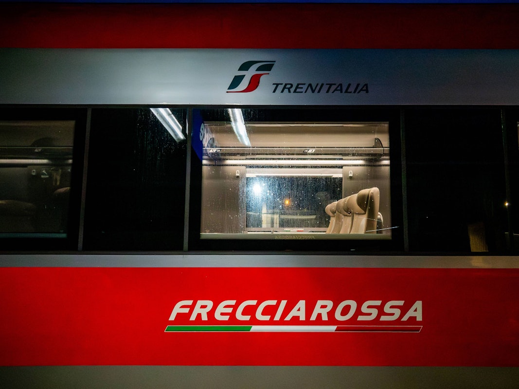 Ein Hochgeschwindigkeitszug Frecciarossa, bereitgestellt vom Bahnunternehmen Trenitalia, steht an einer Bahnstation, hier im Oktober 2023 in Lecce (Italien).