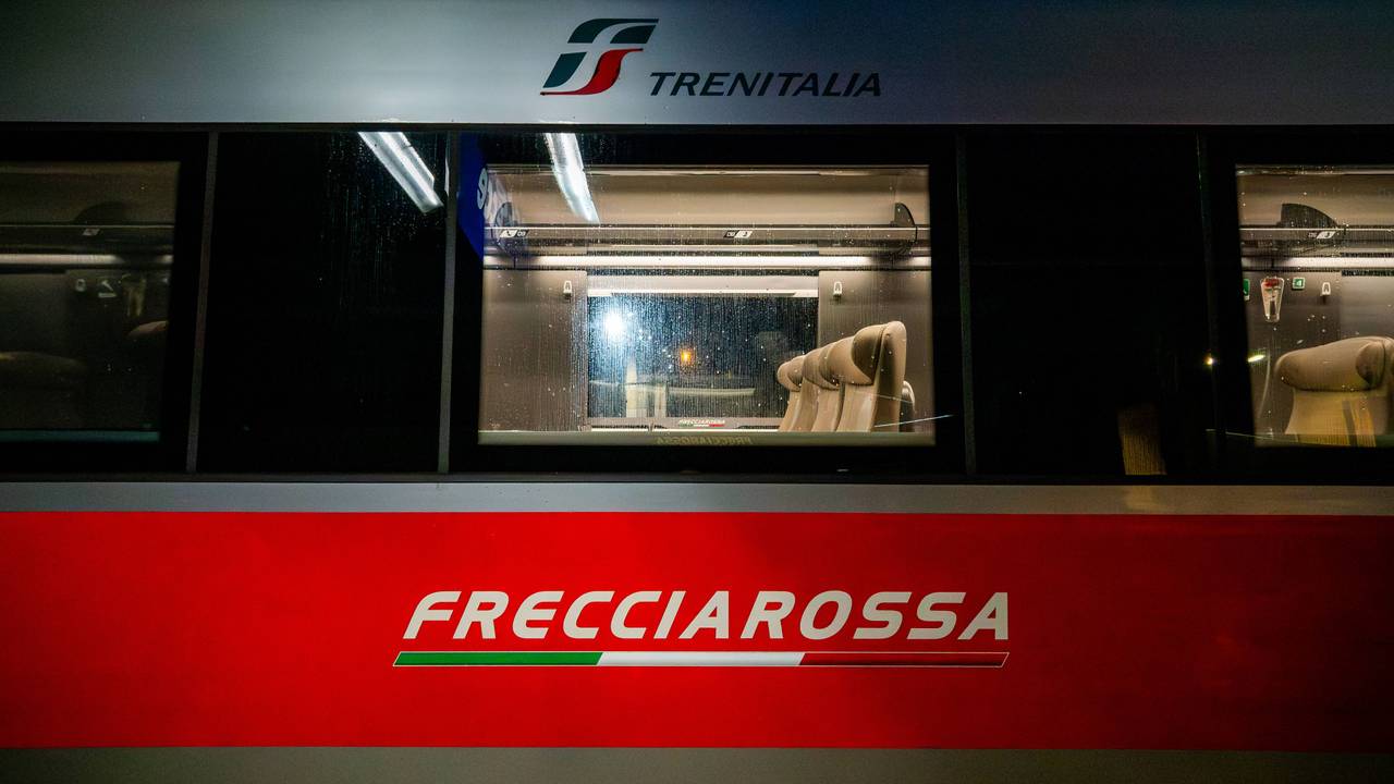 Ein Hochgeschwindigkeitszug Frecciarossa, bereitgestellt vom Bahnunternehmen Trenitalia, steht an einer Bahnstation, hier im Oktober 2023 in Lecce (Italien).