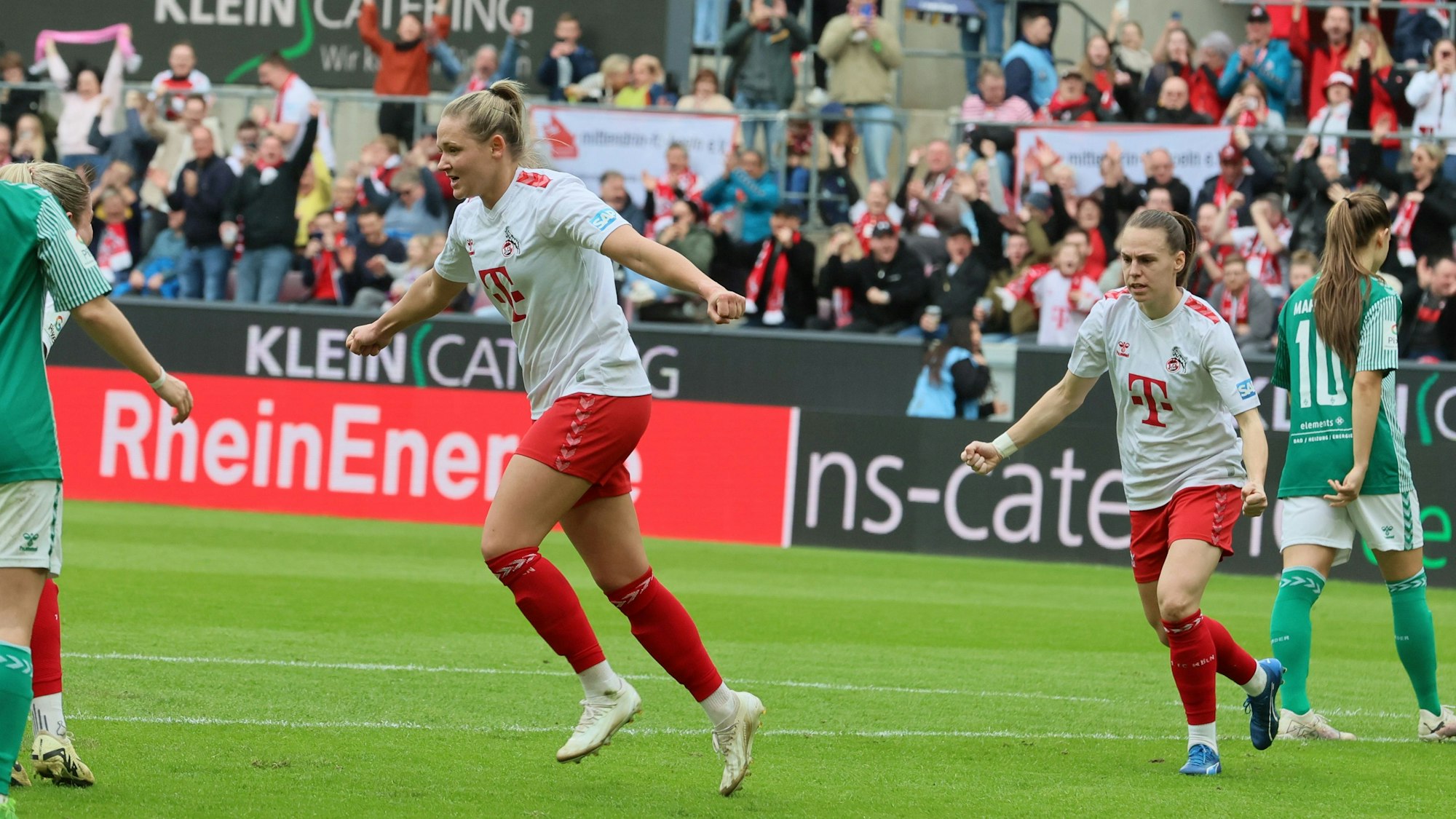 Kölns Marleen Schimmer feiert ihr Tor.