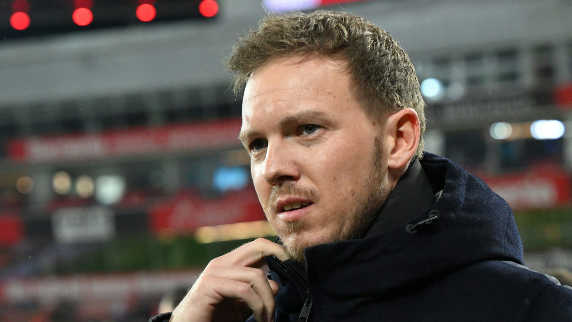 Bundestrainer Julian Nagelsmann vor einem Spiel im Stadion-Innenraum.