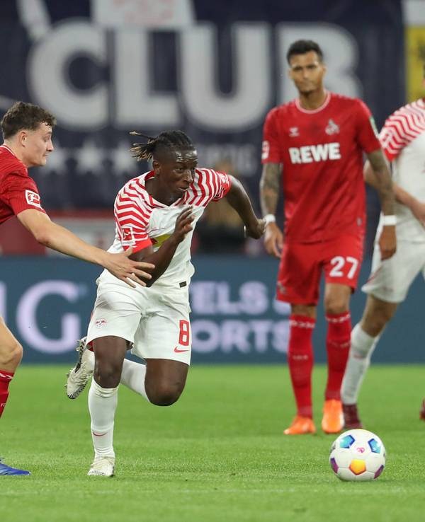 Eric Martel versucht Gegenspieler Amadou Haidara im Spiel des 1. FC Köln bei RB Leipzig zu halten.