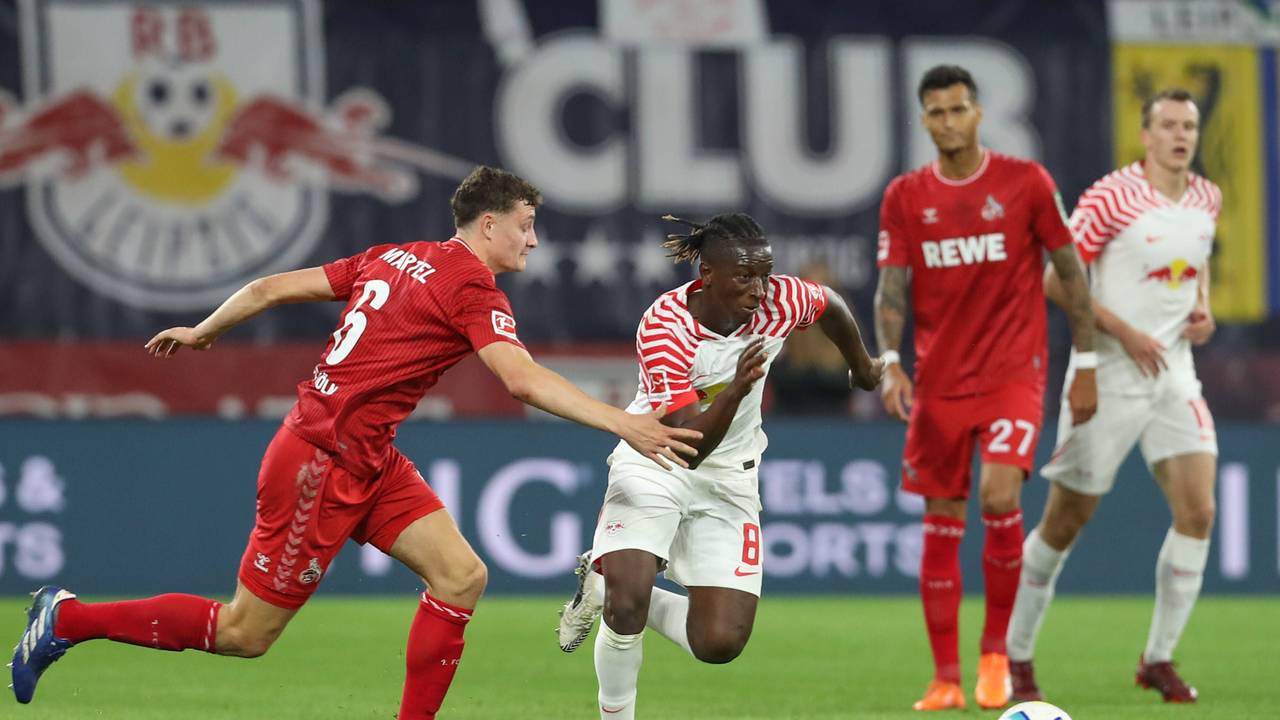 Eric Martel versucht Gegenspieler Amadou Haidara im Spiel des 1. FC Köln bei RB Leipzig zu halten.