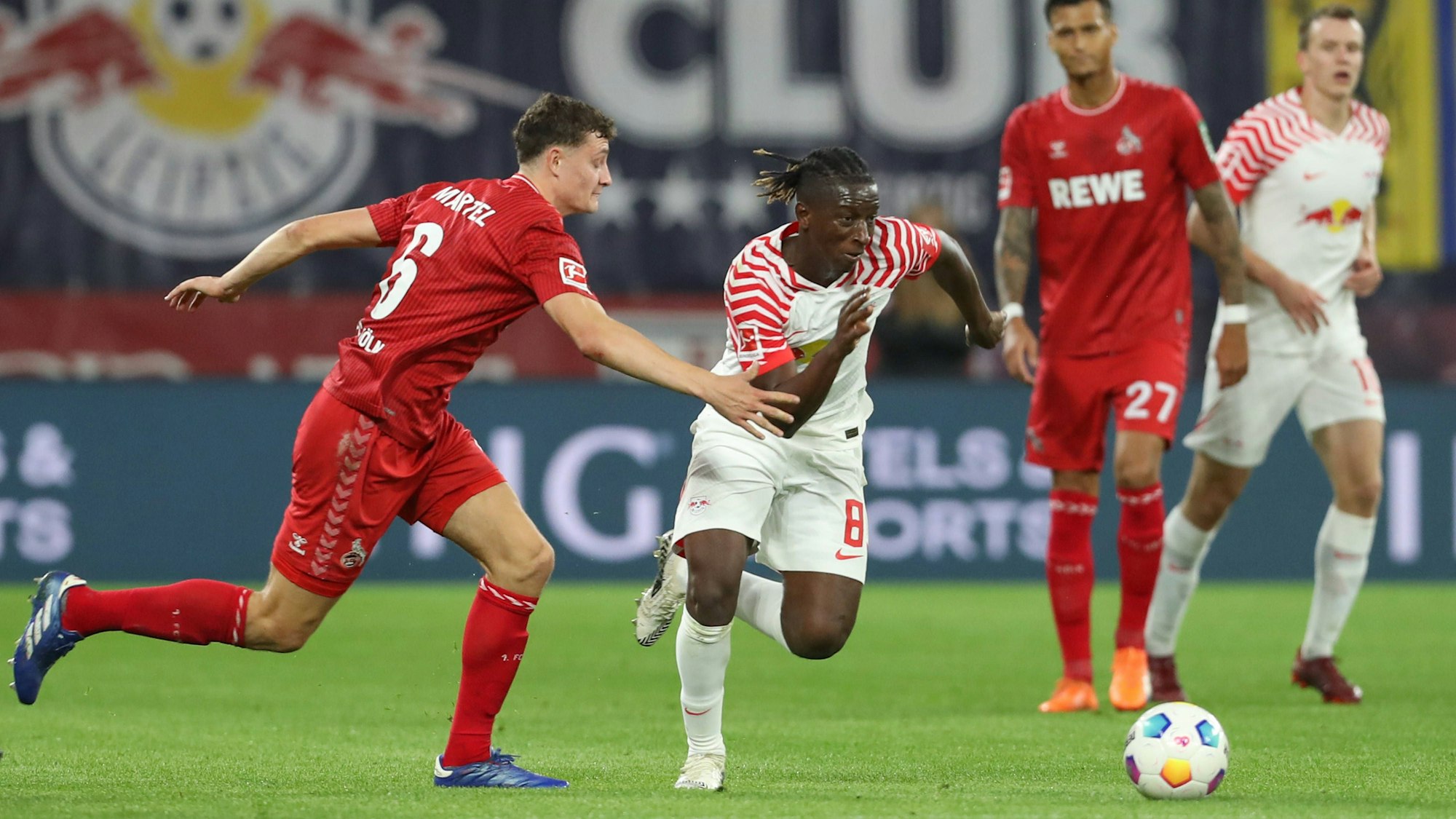 Eric Martel versucht Gegenspieler Amadou Haidara im Spiel des 1. FC Köln bei RB Leipzig zu halten.