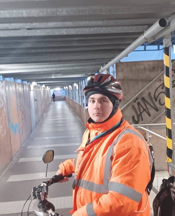 Niclas Matthei, bekannt als „Anzeigenhauptmeister“ steht am Bahnhof.