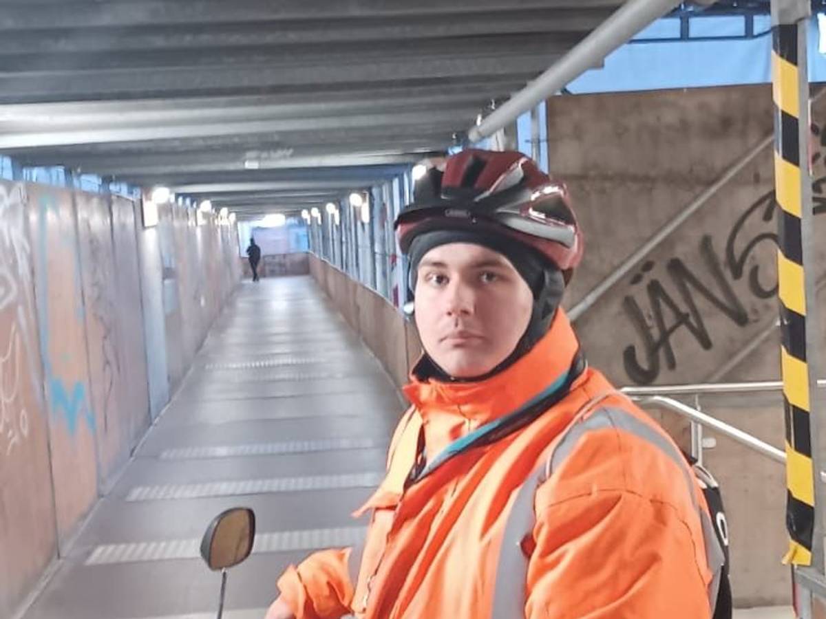 Niclas Matthei, bekannt als „Anzeigenhauptmeister“ steht am Bahnhof.