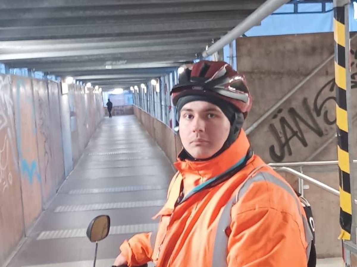 Niclas Matthei, bekannt als „Anzeigenhauptmeister“ steht am Bahnhof.