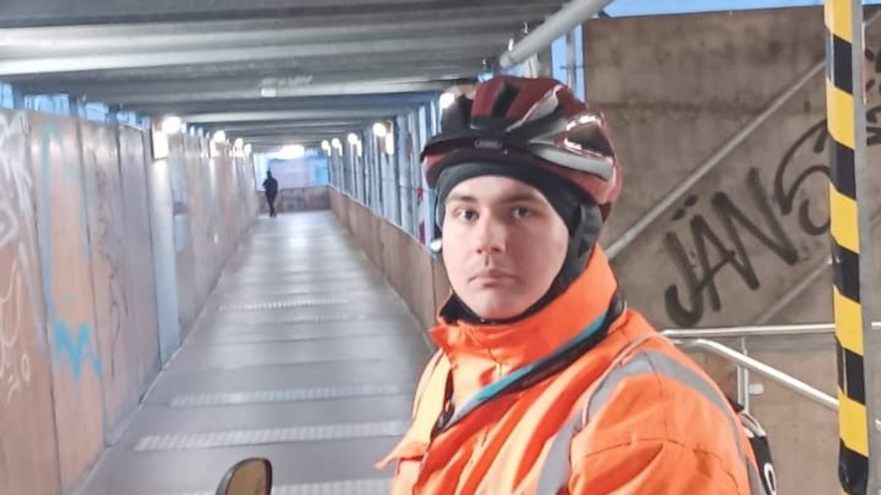 Niclas Matthei, bekannt als „Anzeigenhauptmeister“ steht am Bahnhof.