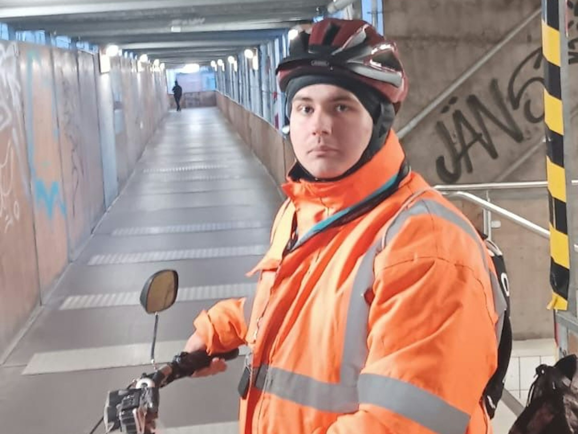 Niclas Matthei, bekannt als „Anzeigenhauptmeister“ steht am Bahnhof.